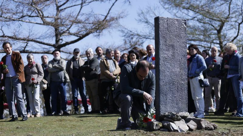 テロ犠牲者の碑に加害者が花を手向ける。これはバスクでは歴史的瞬間だ
