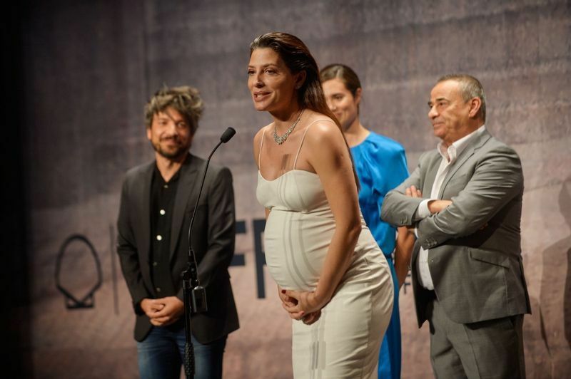 サン・セバスティアンで挨拶をする主演のバルバラ・レニーと共演のエドゥアルド・フェルナンデス（右）。Photo : Gari Garaialde 