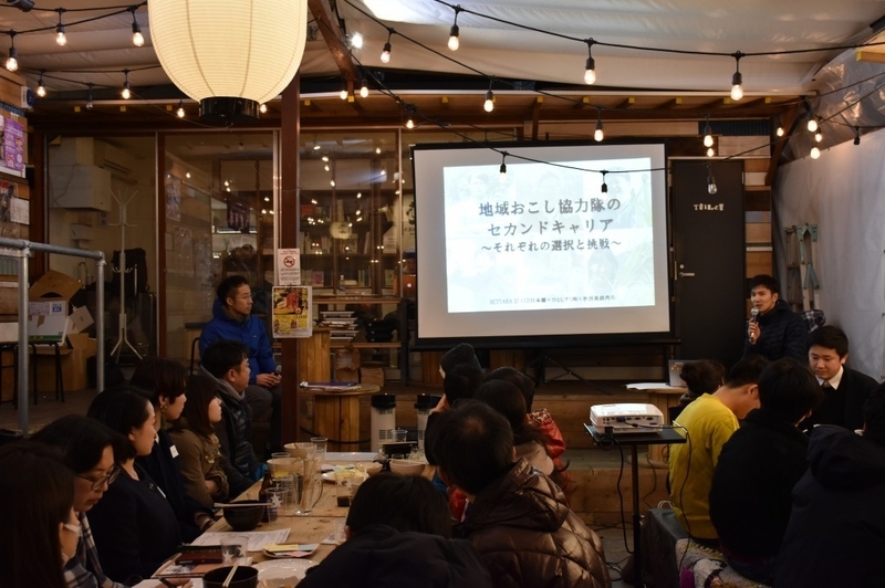 201８年２月に東京・日本橋で行われた鹿角市の移住促進イベントの様子。当日は20～30代を中心に約30人が集まり、鹿角に移住した地域おこし協力隊員６人の話に耳を傾けた（写真提供：ひとしずく株式会社）