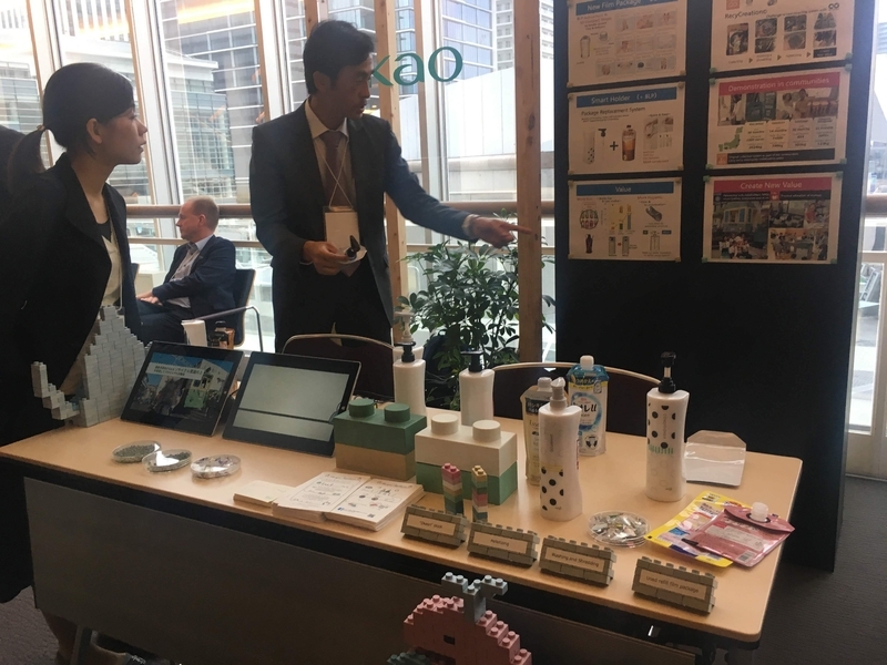 日用品大手の花王もブース参加。詰め替え容器を本容器に移し替えずにそのまま使えるシャンプーポンプなど、容器包装削減の取り組みを紹介していた(筆者撮影)