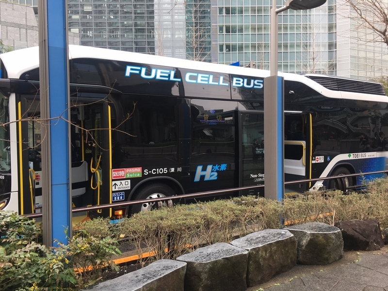 2019年３月時点で、東京都営バスで５台の燃料電池バスが既に導入済み。これまでの車両に比べて「運転時の音が静かで、アクセルも軽く、坂道もスムーズに運転できると思う」と好評だ