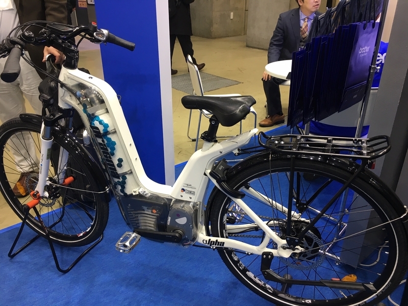 東京都内で開かれた「水素・燃料電池展2019」では、清流パワーエネジー（岐阜市）がフランスで市販されている燃料電池自転車を紹介。同社は、日本国内向けに改良して国内での販売開始を目指している