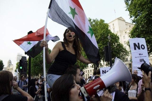 英首相官邸前で米英仏による軍事介入に反対するシリア人留学生（木村正人撮影）