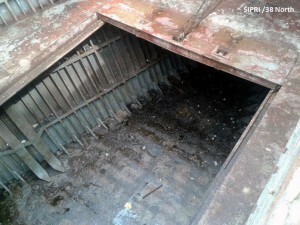 船底の下に作られたコンテナの隠し場所（SIPRI、38 North提供）