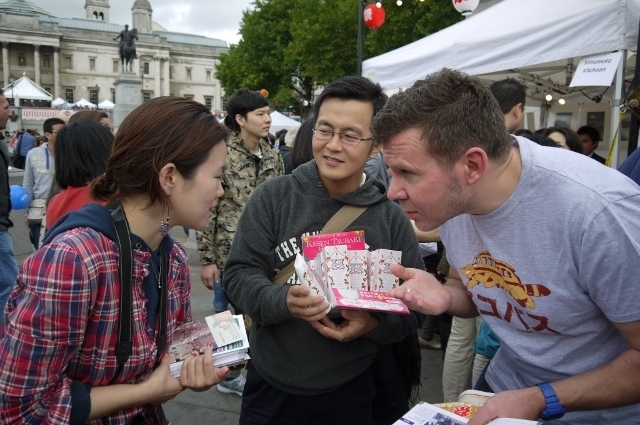 ロンドンで気仙椿ハンドクリームを売り出す渡邉さん（左端）と佐藤さん（筆者撮影）