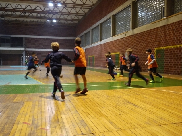 サラエボの体育館で練習する少年サッカーチーム「ブバマラ」（筆者撮影）