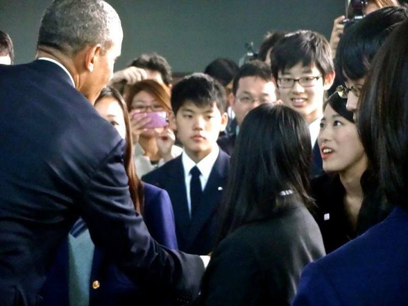 オバマ大統領と握手する冨田すみれ子さん（冨田さん提供）