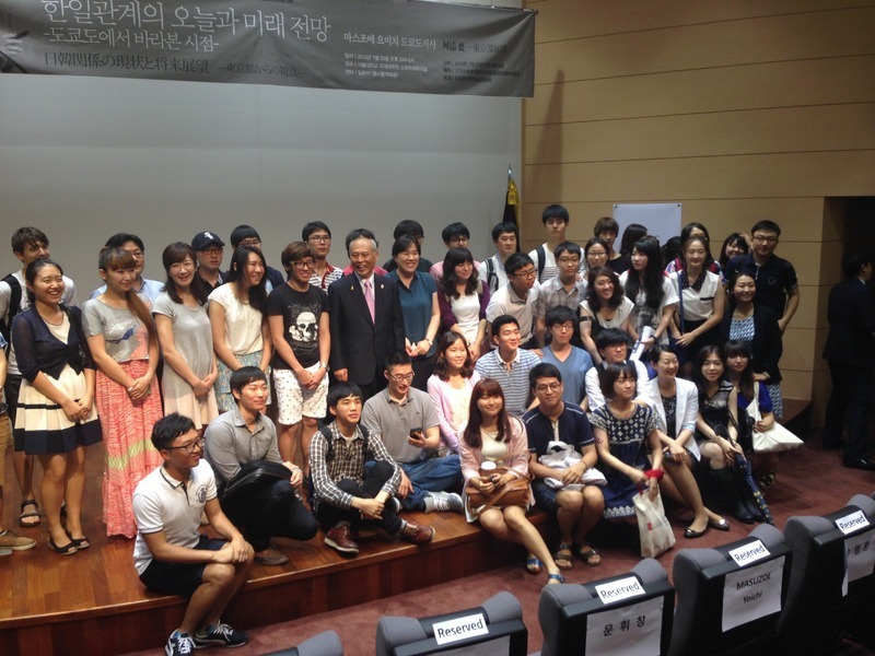 講演後、韓国の学生に取り囲まれる舛添都知事（笹山大志撮影）
