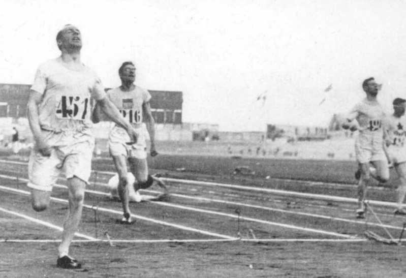 パリ五輪400メートルで優勝したエリック（左端、エリック・リデル・センター提供）