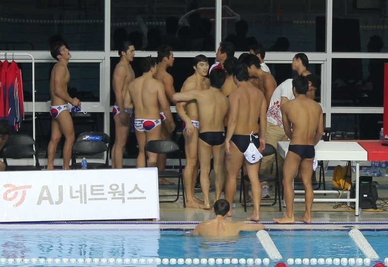 男子水球の準決勝日韓戦のあと健闘を讃え合う両国選手（笹山大志撮影）