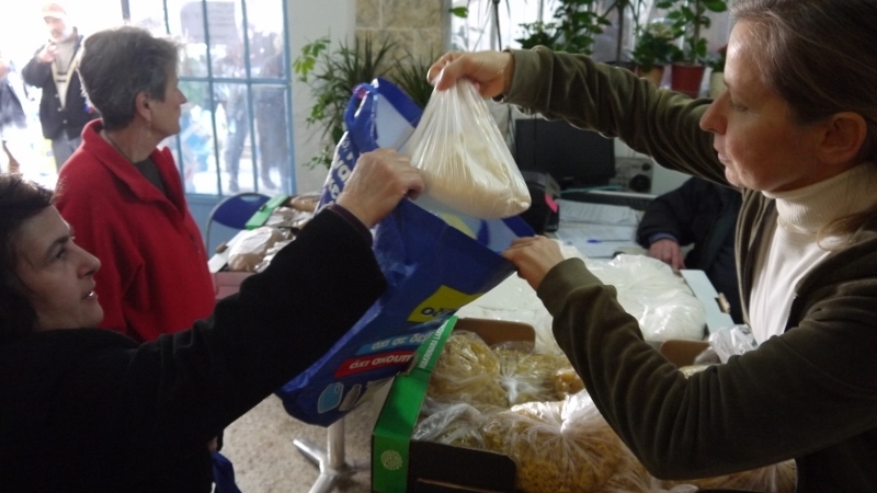 毎日200人以上がパンを求めて訪れるイリオポリスの支援センター