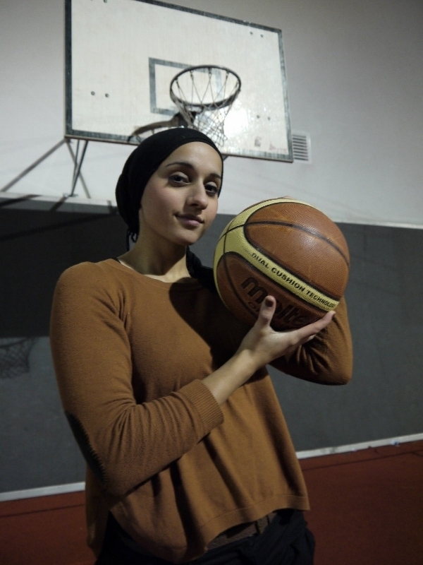 ヒジャブをかぶっているためバスケットの試合にでられなくなった女性（筆者撮影）