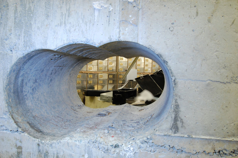 犯人グループが大型ドリルで開けた穴（ロンドン警視庁発表）