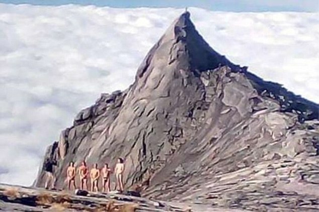 問題の10人が投稿した写真、背景はキナバル山