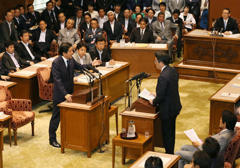 民主党の岡田克也代表と党首討論する安倍首相（左、首相官邸HPより）