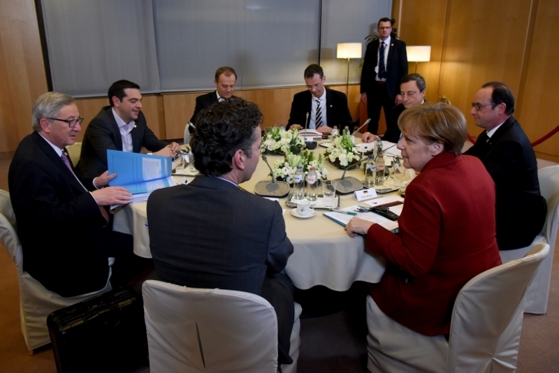 今年3月、ユーロ圏会合で協議するチプラス首相やメルケル首相ら（EUのHPより）