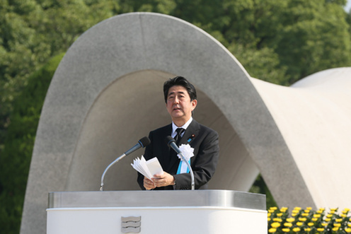 広島の平和祈念式典であいさつする安倍首相（首相官邸HPより）