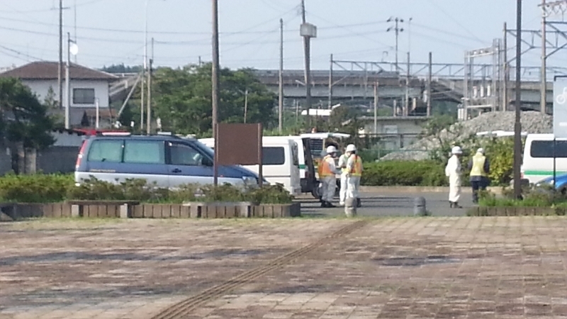 福島県南相馬市のJR常磐線小高駅で除染作業をする作業員（筆者撮影）