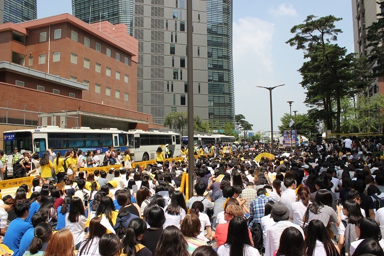 在韓日本大使館前で開かれた慰安婦問題の抗議集会（笹山大志撮影）