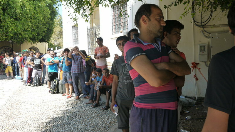 警察署の前で登録申請を待つ難民の列（筆者撮影）