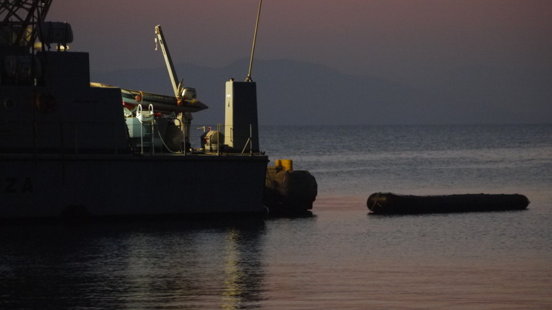 ギリシャ・コス島の埠頭に漂着した難民のボート（筆者撮影）