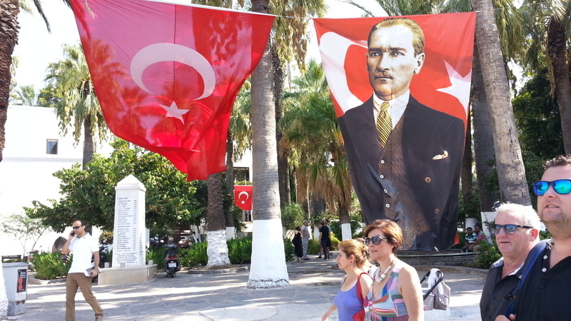 街中にあふれるトルコ国旗とアタテュルクの肖像（筆者撮影）