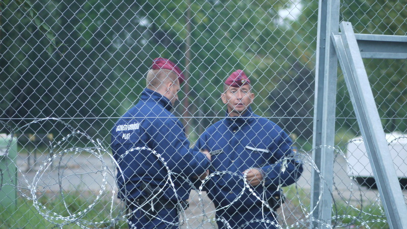 ハンガリー国境には有刺鉄線が張り巡らされ、警官が警備していた（筆者撮影）