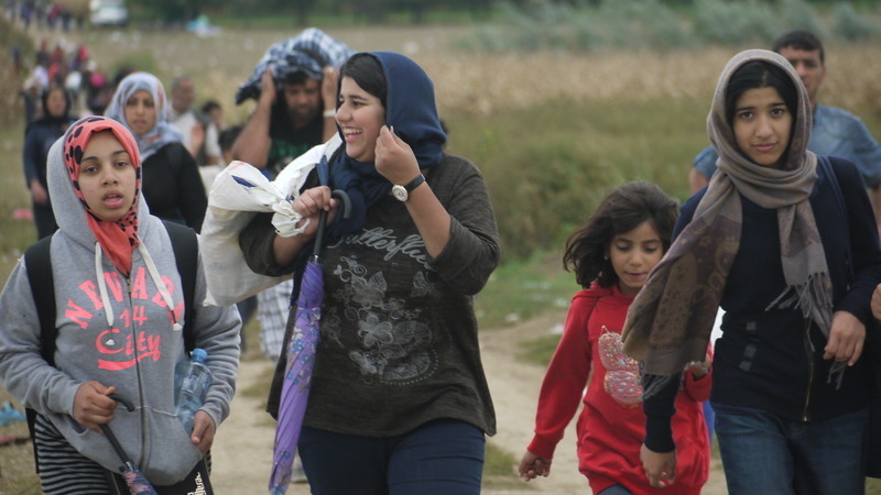 笑顔で国境を目指す難民の女性たち（筆者撮影）