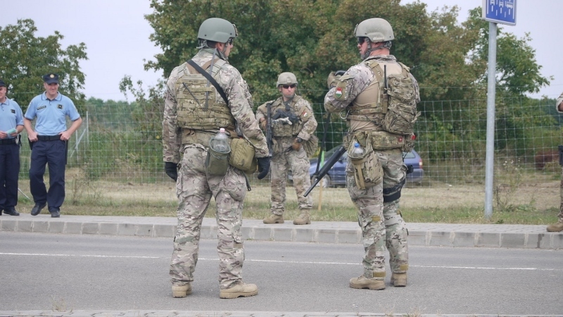 警戒するハンガリー陸軍。イラクに展開していた米軍を思わせる装備だ（筆者撮影）