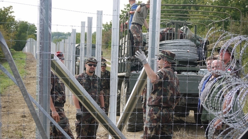 クロアチア国境に有刺鉄線を建設するハンガリー軍（筆者撮影）
