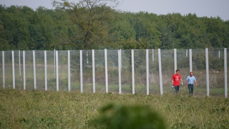 クロアチア国境で建設が進む有刺鉄線のフェンス（筆者撮影）