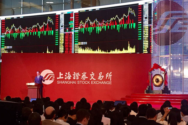 上海証券取引所で講演するオズボーン財務相（英財務省HP）