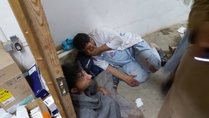 爆撃を受けた後、建物の中に残る国境なき医師団のスタッフ（MSF提供）
