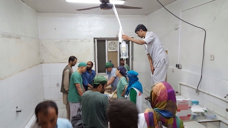 爆撃後、負傷者に手術を施す国境なき医師団のスタッフ（MSF提供）