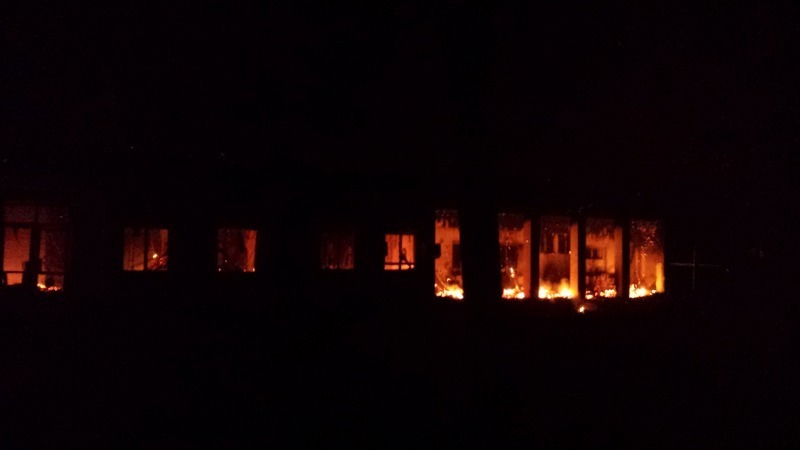 今月３日、誤爆され、炎上する国境なき医師団の病院（MSF提供）