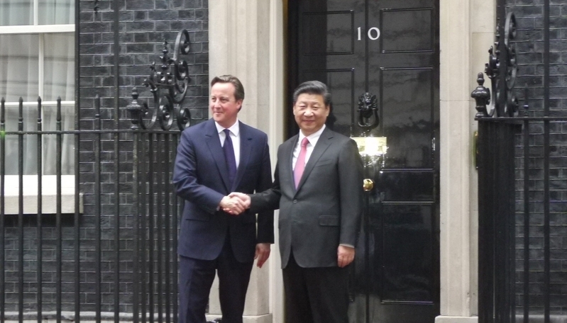 英首相官邸前で握手する中国の習近平国家主席とキャメロン首相（筆者撮影）