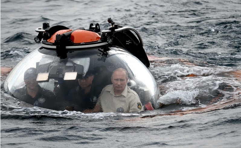 今年8月、黒海で海底調査船に乗り込むプーチン大統領（C）ロシア大統領府