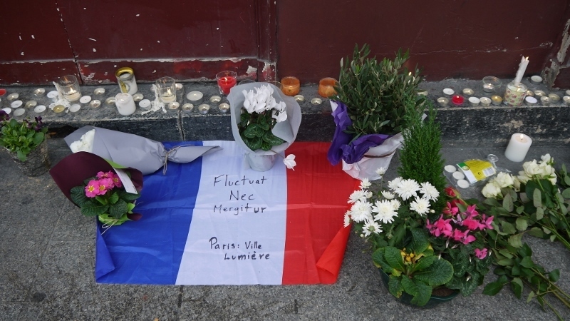 団結を示すためにテロ現場に置かれたフランス国旗（同）
