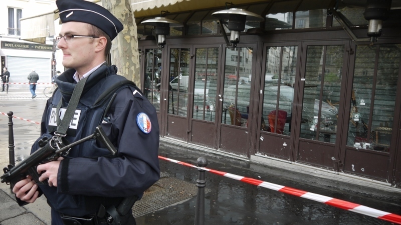 銃撃されたレストラン La Casa Nostra前で自動小銃を構える警官（同）