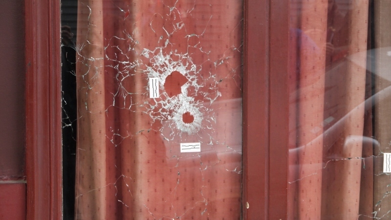 テロの実行犯が飲食店に撃ち込んだ銃弾の跡（筆者撮影）