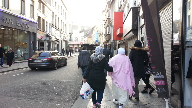イスラム女性が目立つモレンベークの街（筆者撮影）
