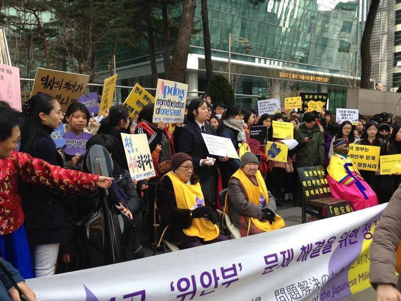 ソウルの日本大使館前で慰安婦問題の解決を求める元慰安婦と支援者（同）