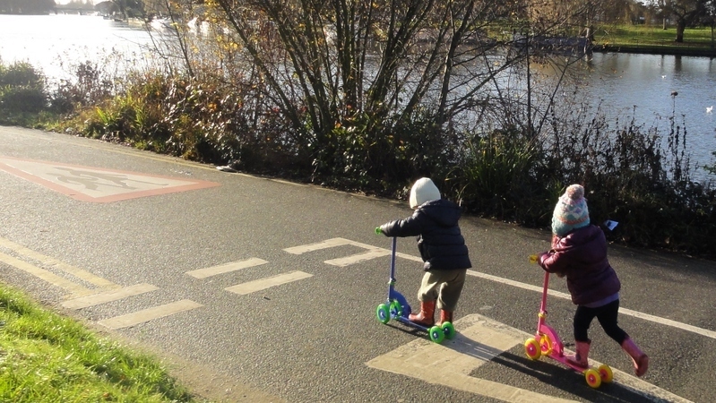 テムズ川沿いをスクーターで駆け回る子供たち（浅見さん提供）