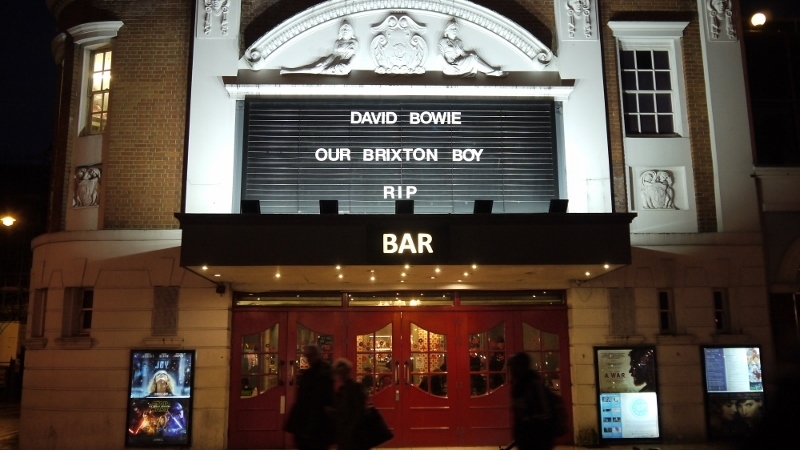 デビッド・ボウイへの追悼を掲げる映画館（筆者撮影）