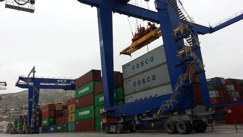 中国のココス・グループが買収する見通しのピレウス港（昨年１月、筆者撮影）
