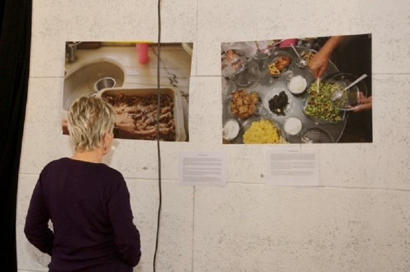 トルコで撮影したシリア料理と封鎖地域からの逃避行の記事に見入るスイス人女性（同）