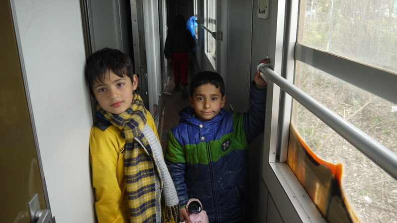 寝台列車の中で暮らす難民の少年（3月、イドメニで筆者撮影）