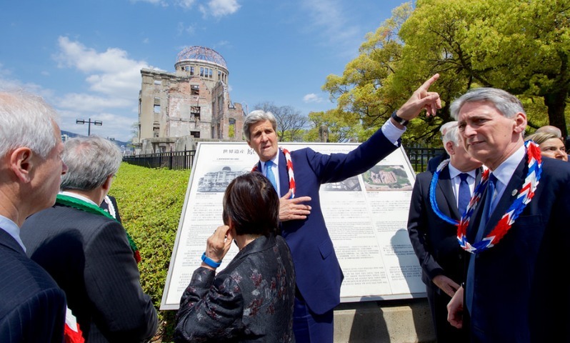 広島を訪問した米国務長官ケリー（中央、米国務省HP）