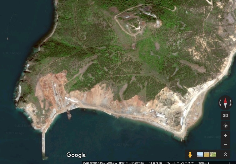 グーグルマップの衛星写真で確認できる潜水艦基地(c)Google, DigitalGlobe