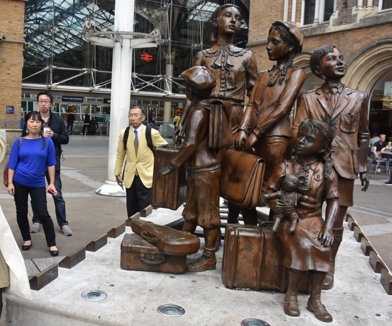 リバプール・ストリート駅にあるユダヤ人難民の子供たちの像（筆者撮影）